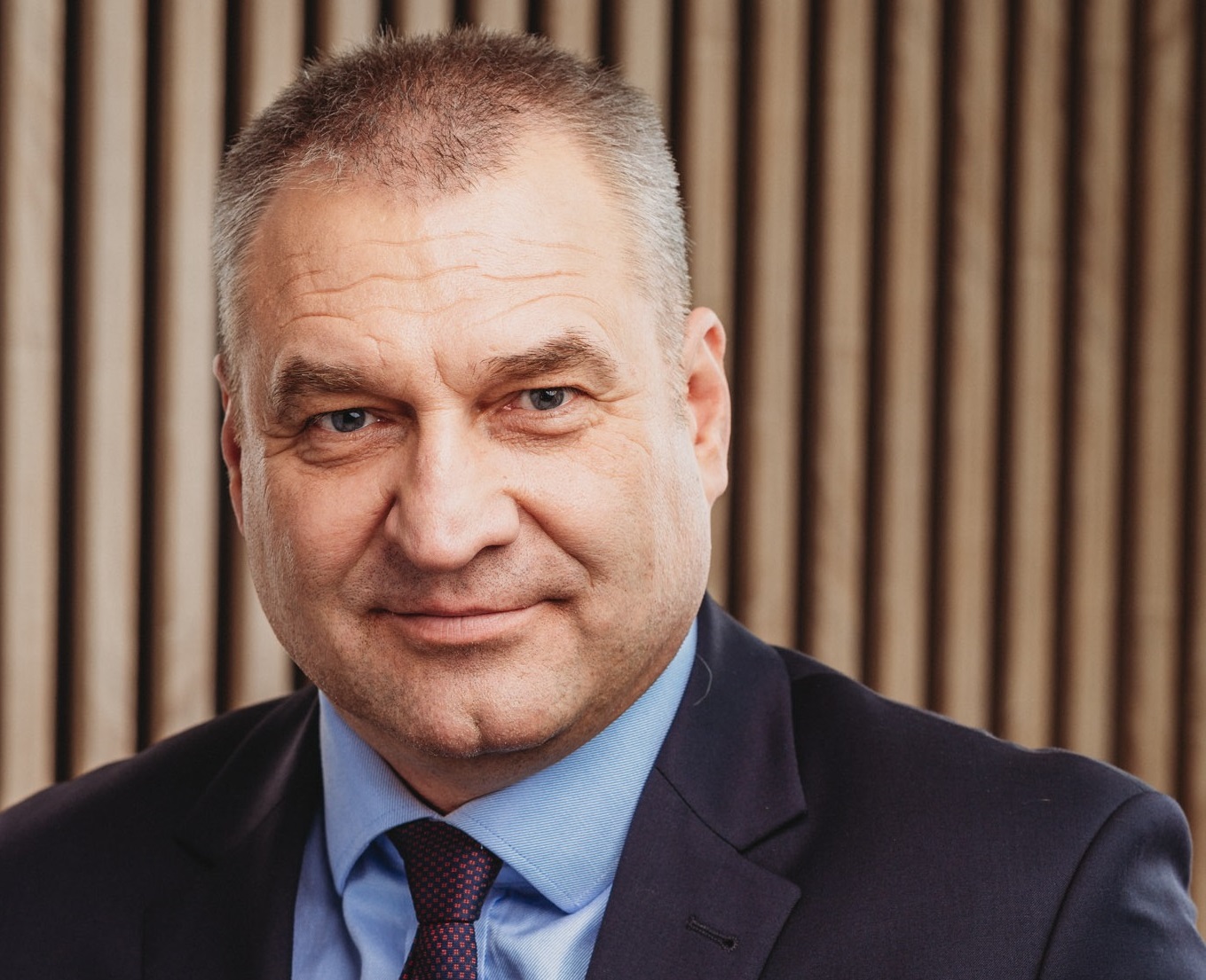 Obraz zawierający Ludzka twarz, osoba, Czoło, człowiek
Zawartość wygenerowana przez AI może być niepoprawna.