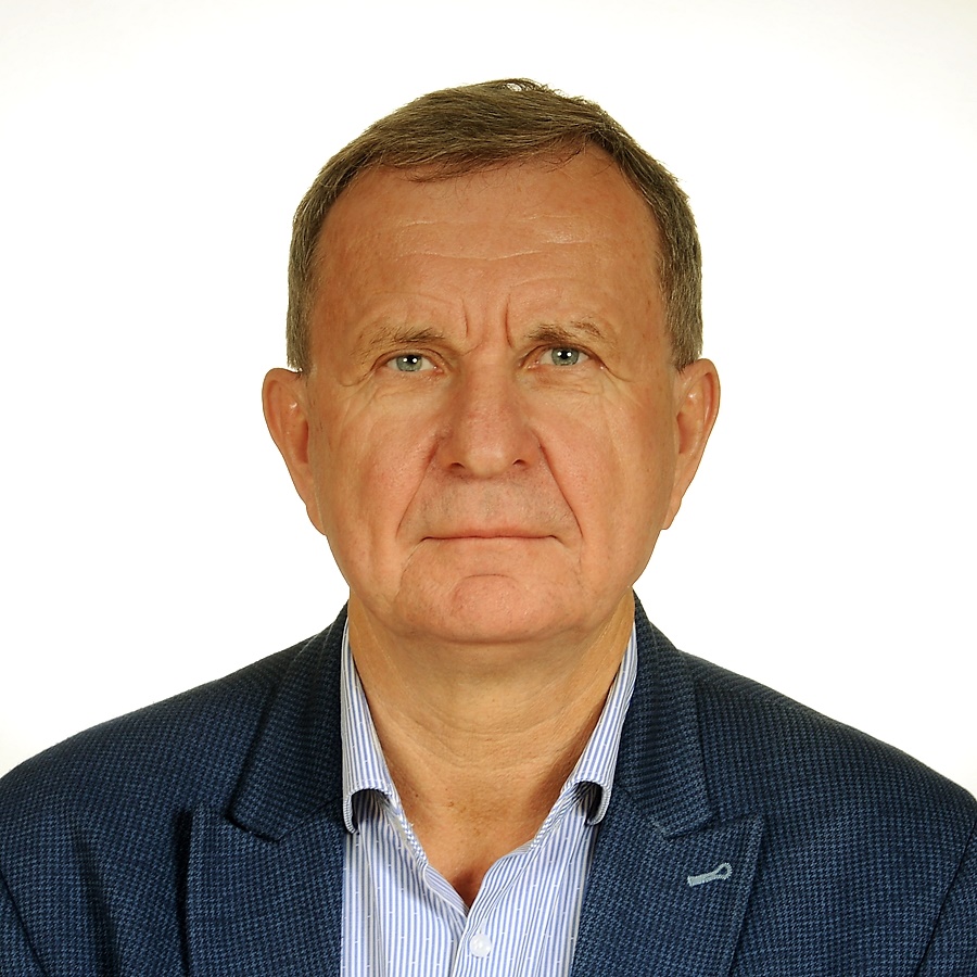 Obraz zawierający Ludzka twarz, osoba, koszula, ubrania
Zawartość wygenerowana przez AI może być niepoprawna.