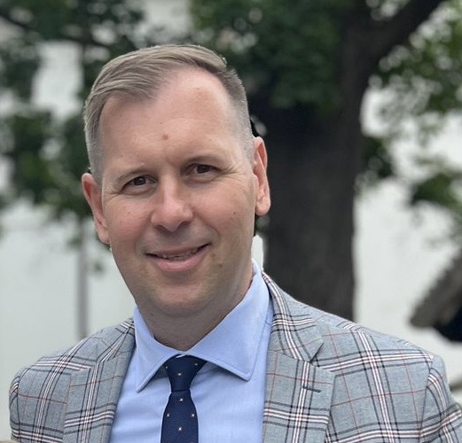 Obraz zawierający Ludzka twarz, osoba, koszula, ubrania
Zawartość wygenerowana przez AI może być niepoprawna.