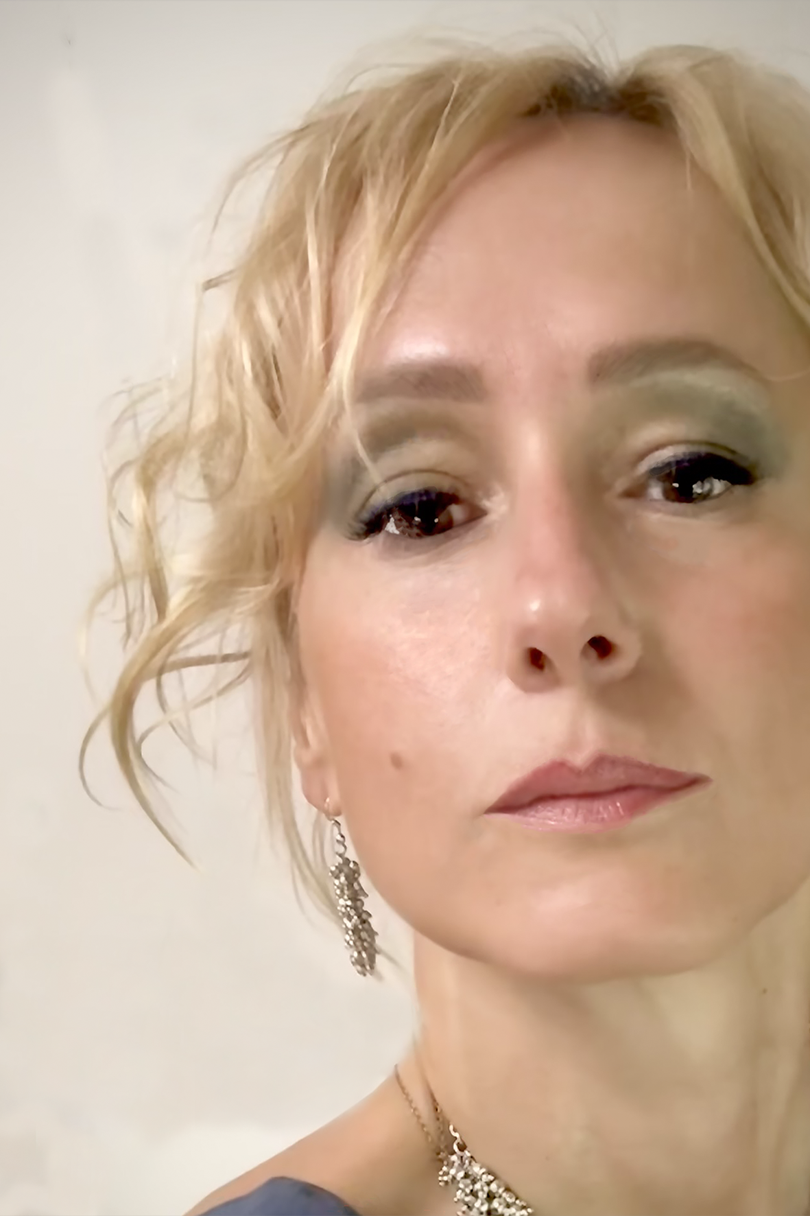 Obraz zawierający Ludzka twarz, osoba, rzęsa, brew
Zawartość wygenerowana przez AI może być niepoprawna.