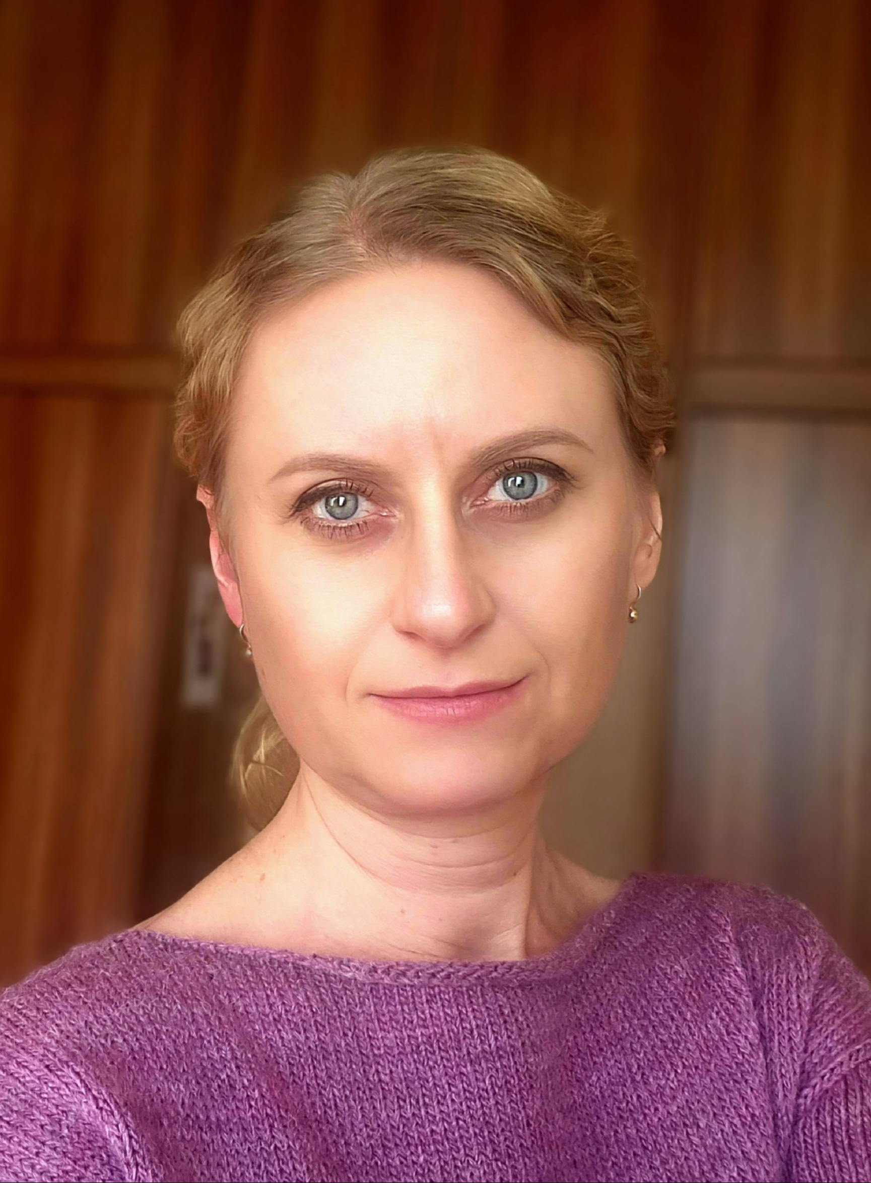 Obraz zawierający Ludzka twarz, osoba, ubrania, brew
Zawartość wygenerowana przez AI może być niepoprawna.