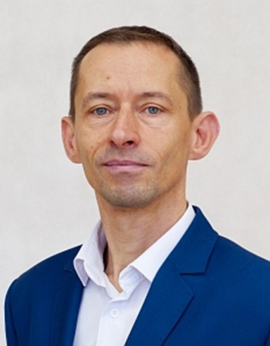 Obraz zawierający Ludzka twarz, osoba, ubrania, kołnierz
Opis wygenerowany automatycznie