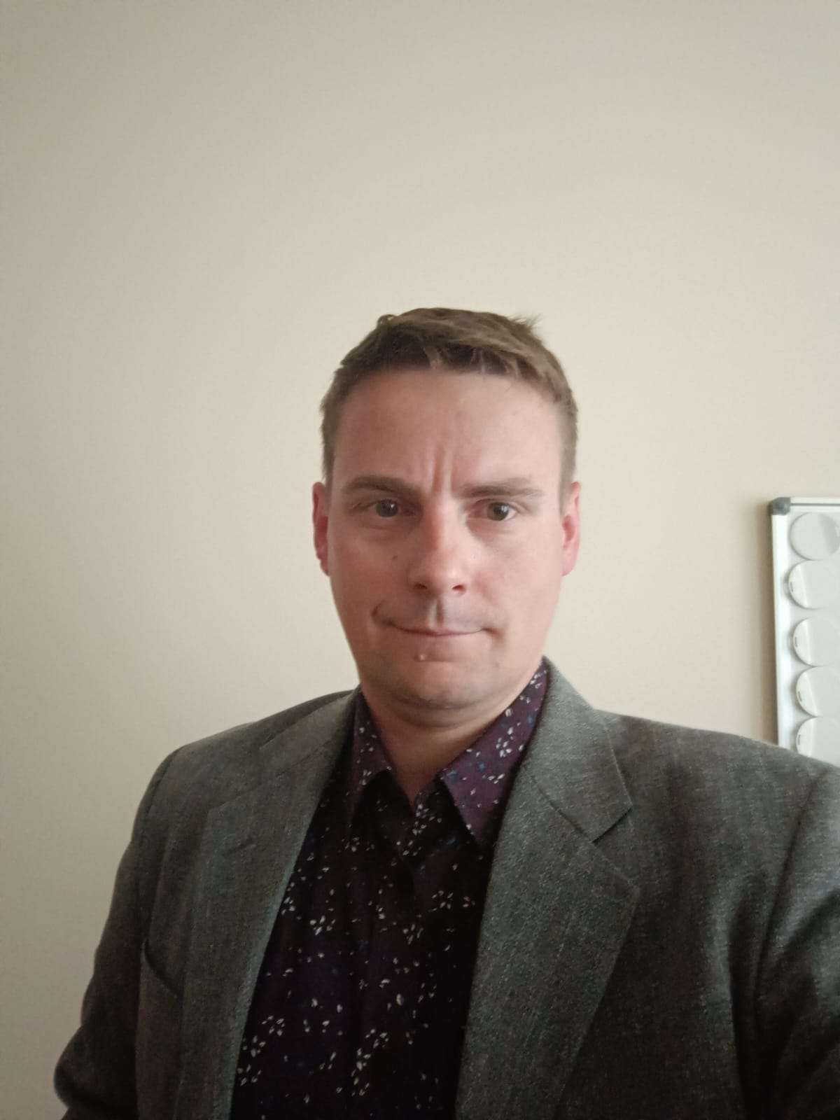 Obraz zawierający Ludzka twarz, osoba, ubrania, ściana
Zawartość wygenerowana przez AI może być niepoprawna.