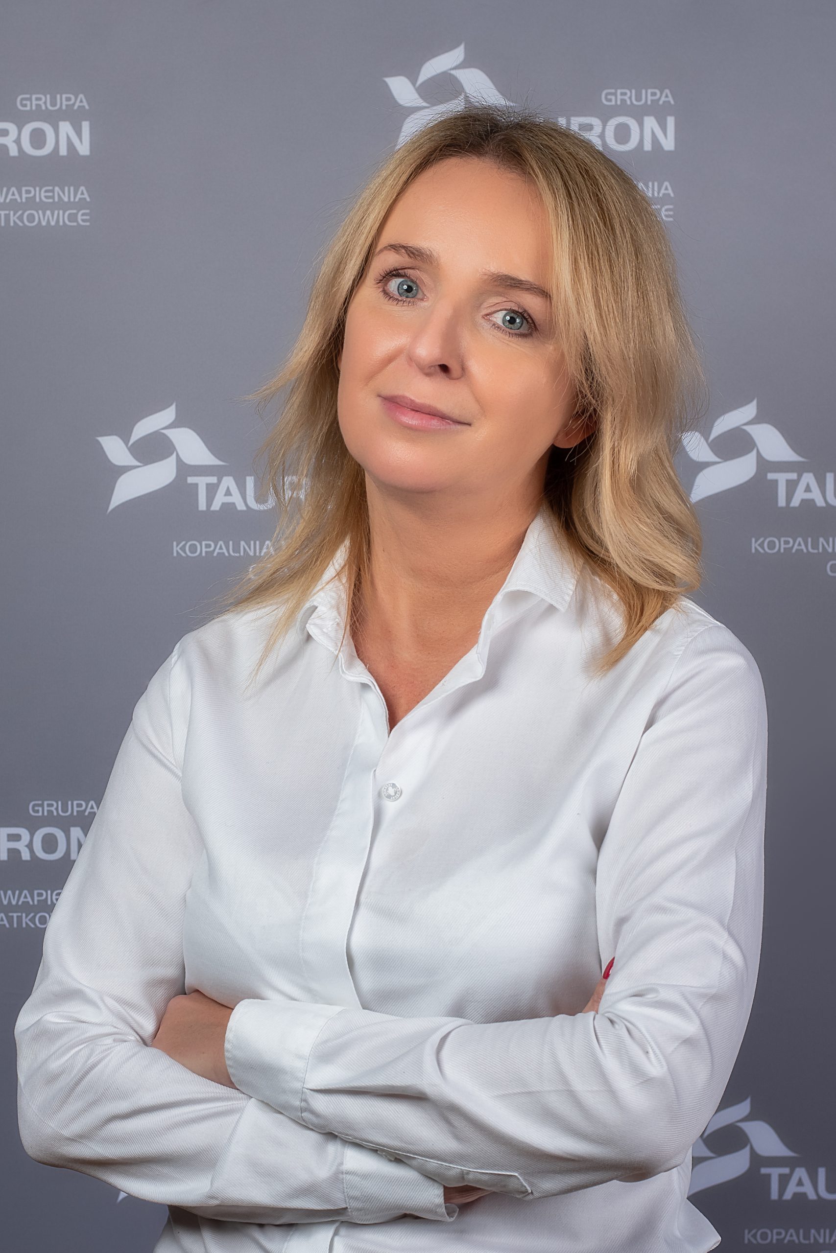 Obraz zawierający Ludzka twarz, osoba, ubrania, tekst
Zawartość wygenerowana przez AI może być niepoprawna.