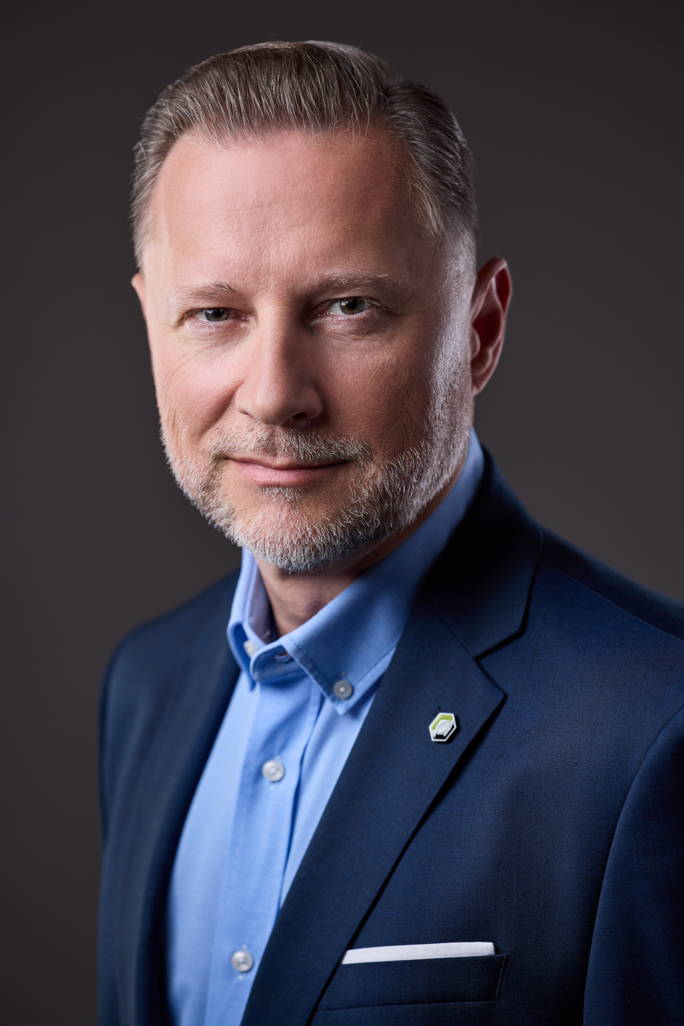 Obraz zawierający Ludzka twarz, osoba, ubrania, uśmiech
Zawartość wygenerowana przez AI może być niepoprawna.