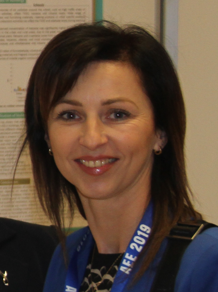 Obraz zawierający Ludzka twarz, osoba, ubrania, uśmiech
Zawartość wygenerowana przez AI może być niepoprawna.