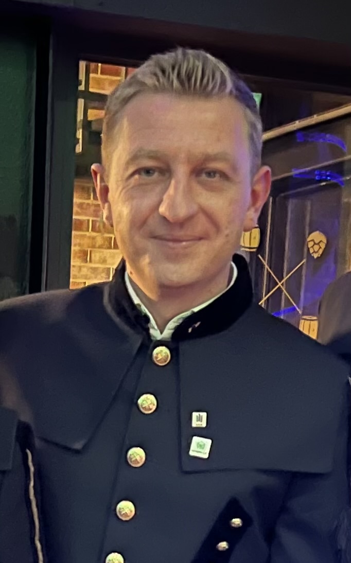 Obraz zawierający Ludzka twarz, osoba, ubrania, uśmiech
Zawartość wygenerowana przez AI może być niepoprawna.