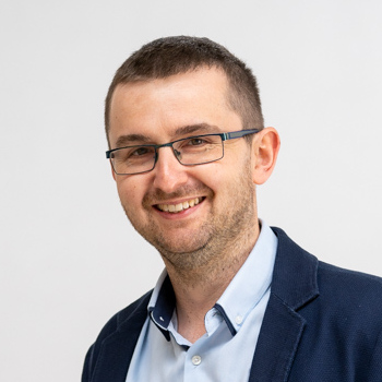 Obraz zawierający Ludzka twarz, osoba, uśmiech, koszula
Zawartość wygenerowana przez AI może być niepoprawna.