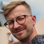 Obraz zawierający Ludzka twarz, osoba, uśmiech, okulary
Opis wygenerowany automatycznie