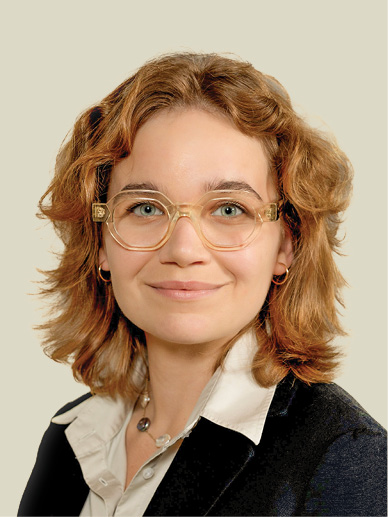 Obraz zawierający Ludzka twarz, osoba, uśmiech, ubrania
Zawartość wygenerowana przez AI może być niepoprawna.