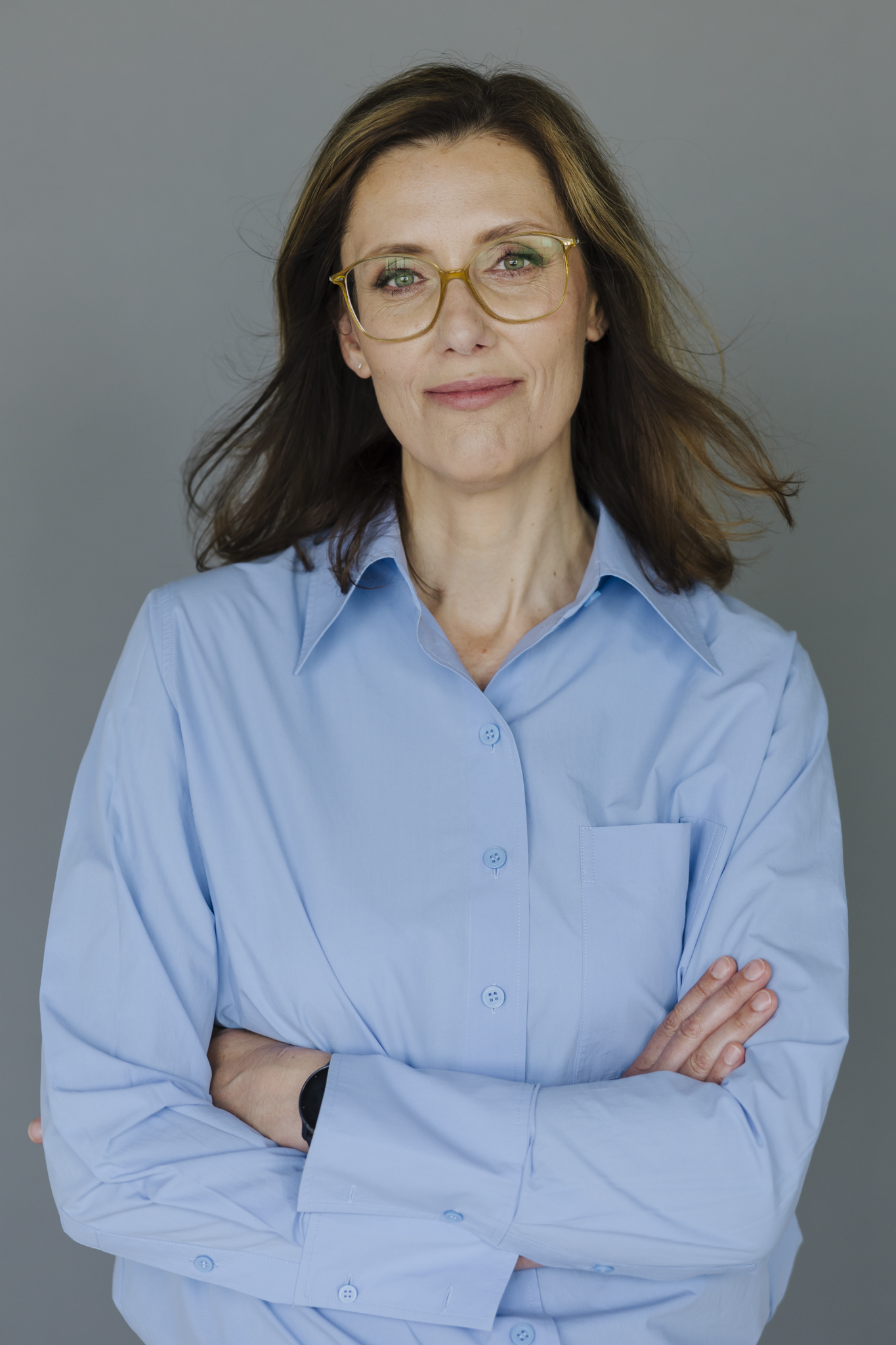 Obraz zawierający Ludzka twarz, ubrania, osoba, uśmiech
Zawartość wygenerowana przez AI może być niepoprawna.