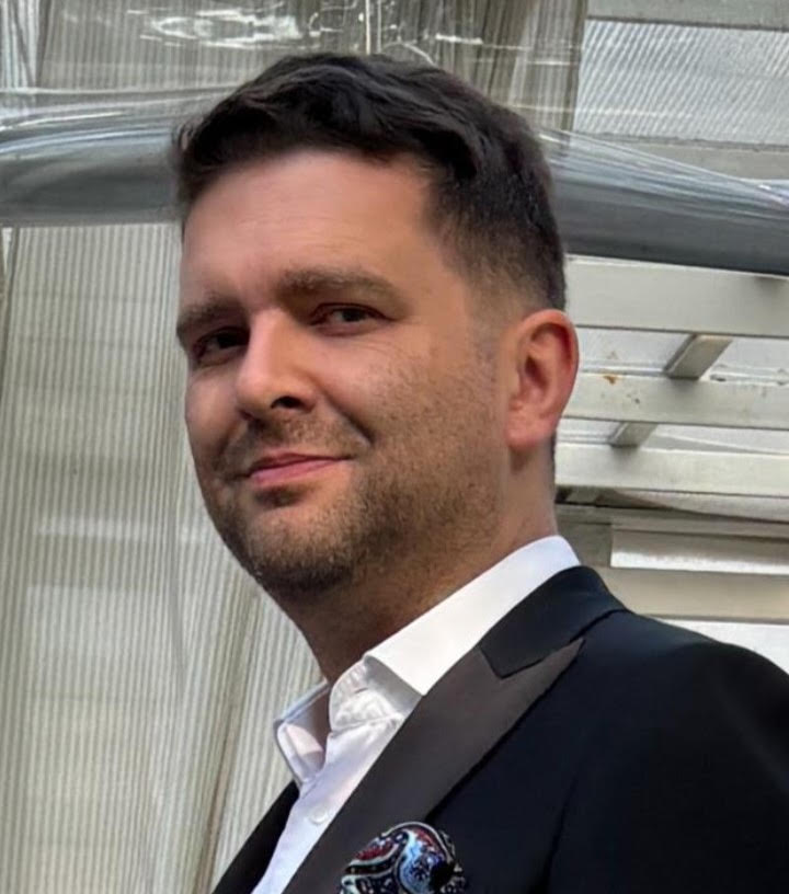 Obraz zawierający osoba, Ludzka twarz, człowiek, ubrania
Zawartość wygenerowana przez AI może być niepoprawna.