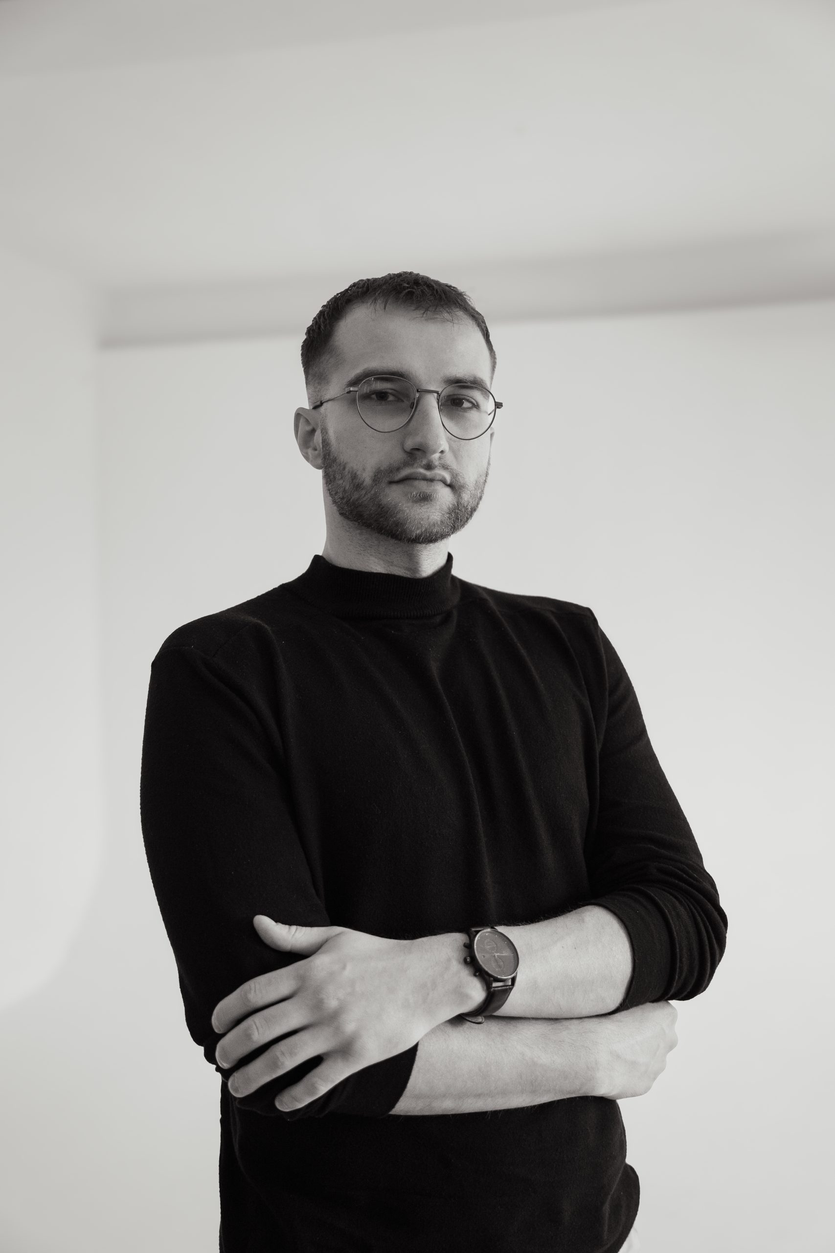 Obraz zawierający osoba, Ludzka twarz, ściana, w pomieszczeniu
Zawartość wygenerowana przez AI może być niepoprawna.