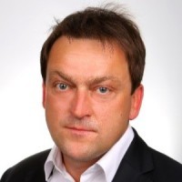 Obraz zawierający osoba, Ludzka twarz, ubrania, Czoło
Zawartość wygenerowana przez AI może być niepoprawna.