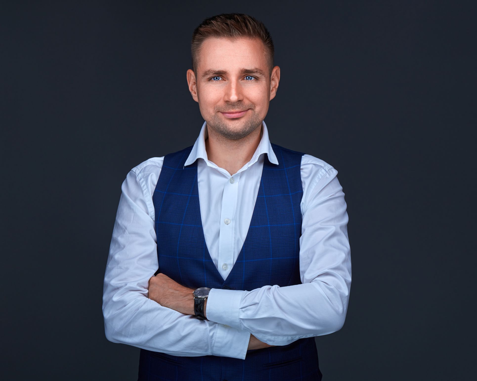 Obraz zawierający osoba, Ludzka twarz, ubrania, kołnierz
Zawartość wygenerowana przez AI może być niepoprawna.