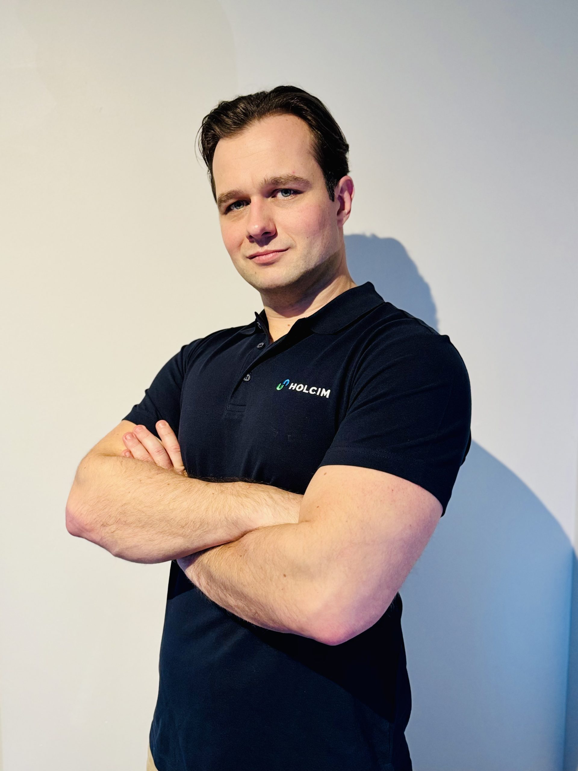 Obraz zawierający osoba, Ludzka twarz, ubrania, ściana
Zawartość wygenerowana przez AI może być niepoprawna.