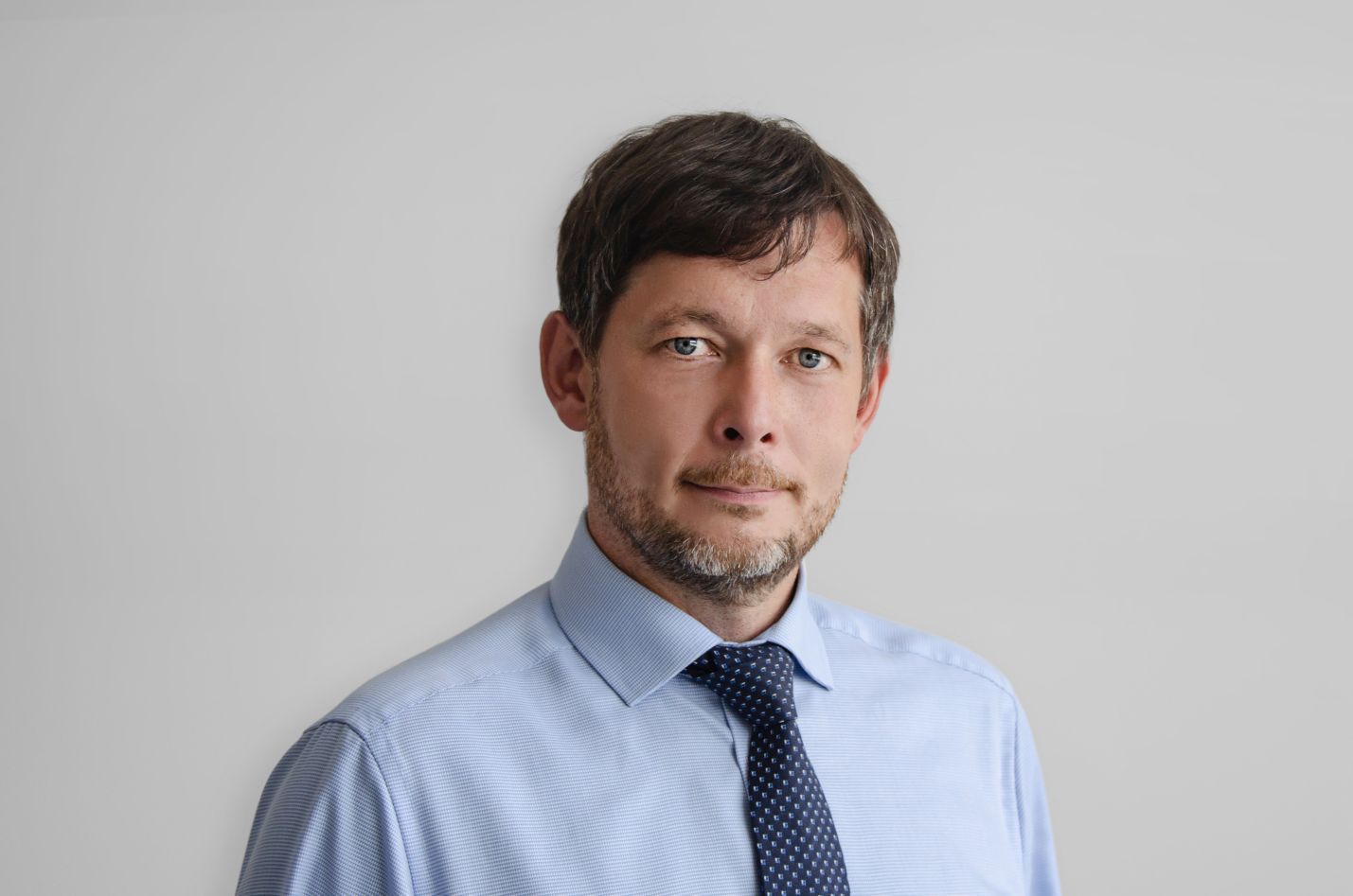 Obraz zawierający osoba, Ludzka twarz, ubrania, ściana
Zawartość wygenerowana przez AI może być niepoprawna.