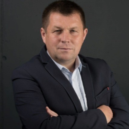 Obraz zawierający osoba, Ludzka twarz, ubrania, Ubiór formalny
Zawartość wygenerowana przez AI może być niepoprawna.