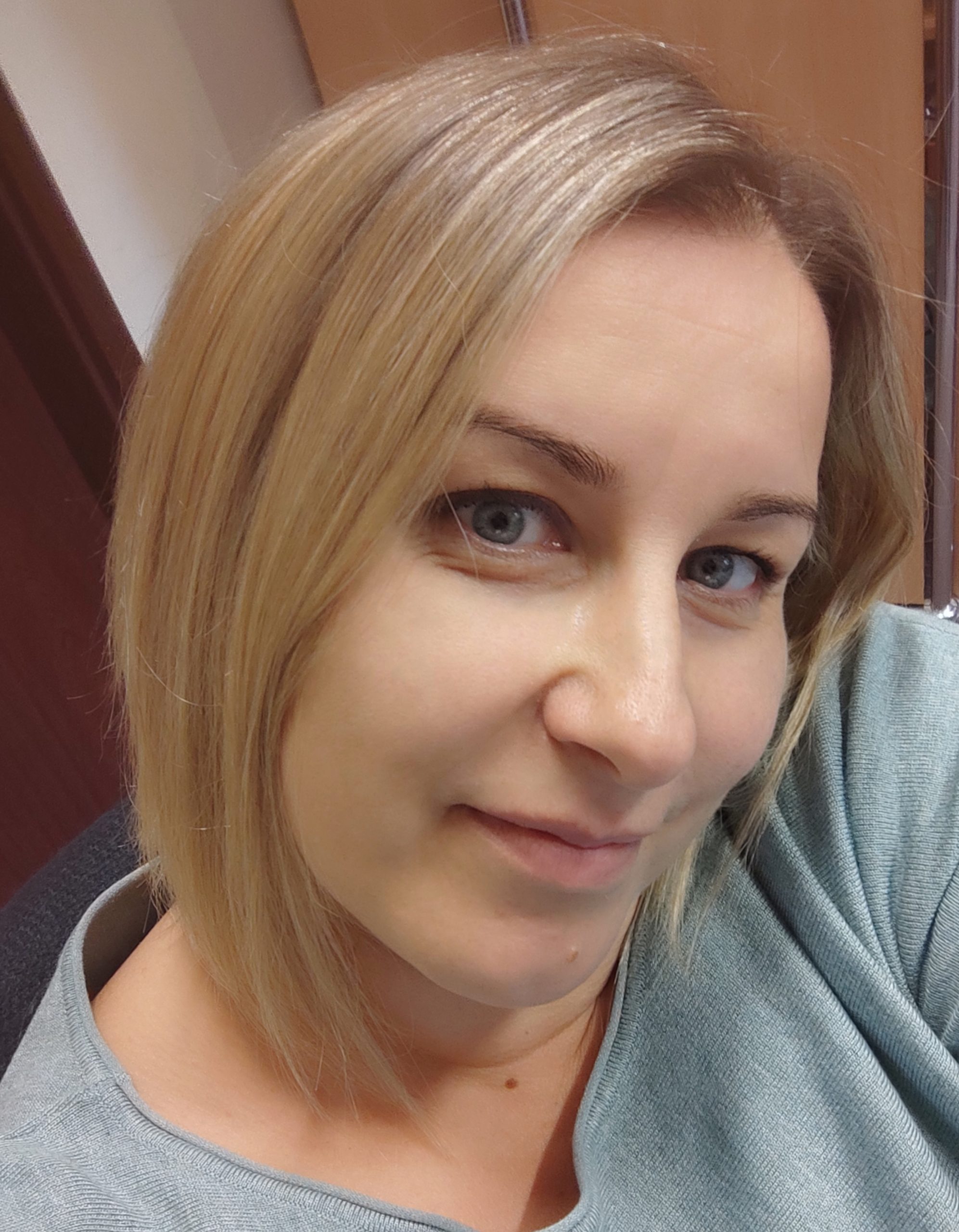 Obraz zawierający osoba, Ludzka twarz, uśmiech, brew
Zawartość wygenerowana przez AI może być niepoprawna.