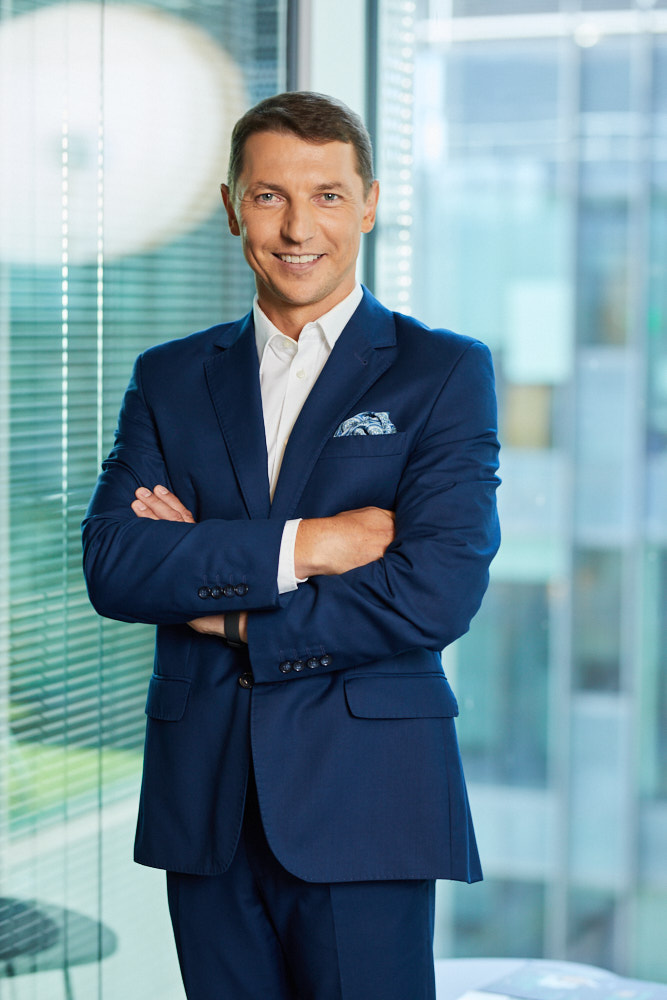 Obraz zawierający osoba, ubrania, Marynarka, uśmiech
Zawartość wygenerowana przez AI może być niepoprawna.