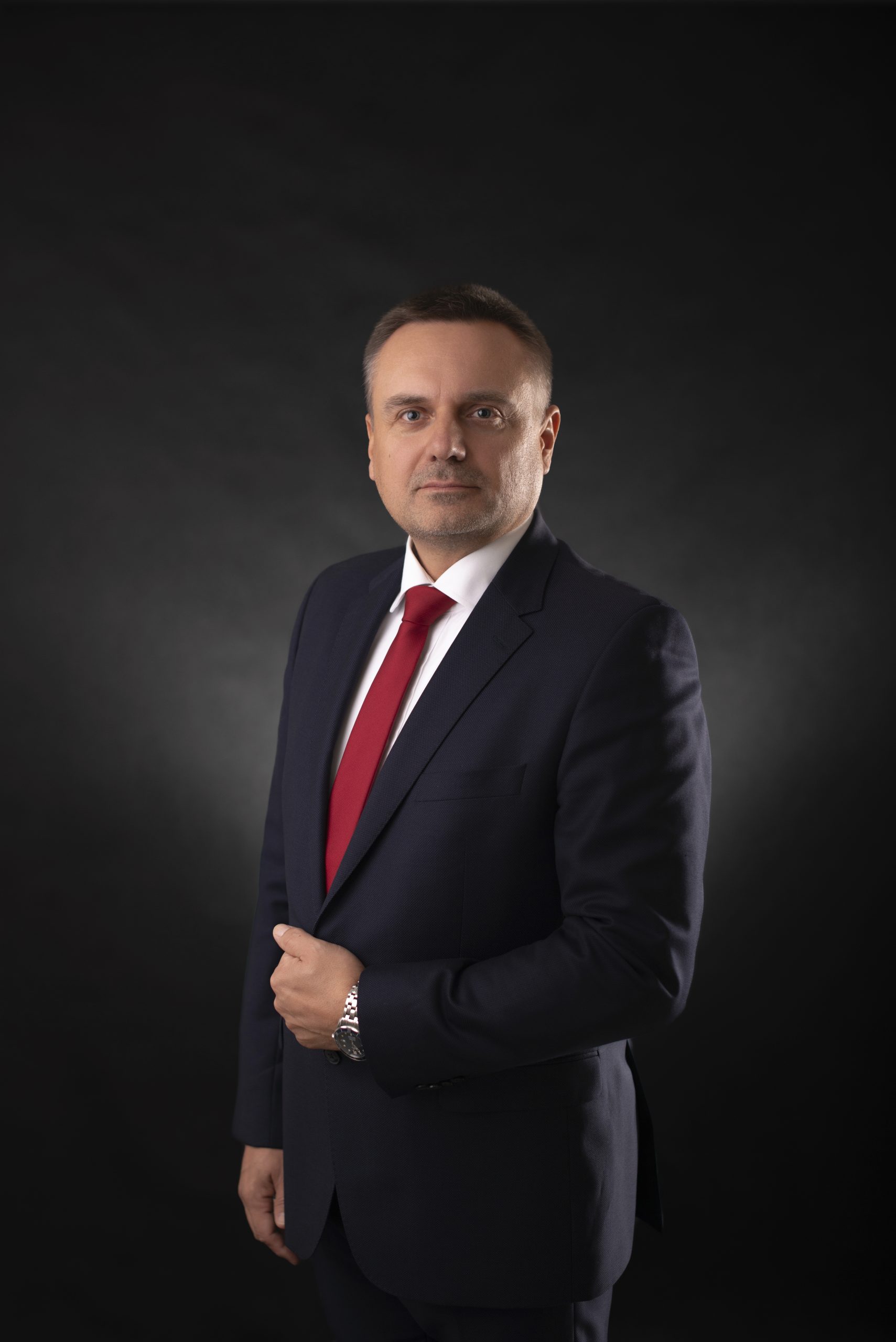 Obraz zawierający osoba, ubrania, Ubiór formalny, Ludzka twarz
Zawartość wygenerowana przez AI może być niepoprawna.