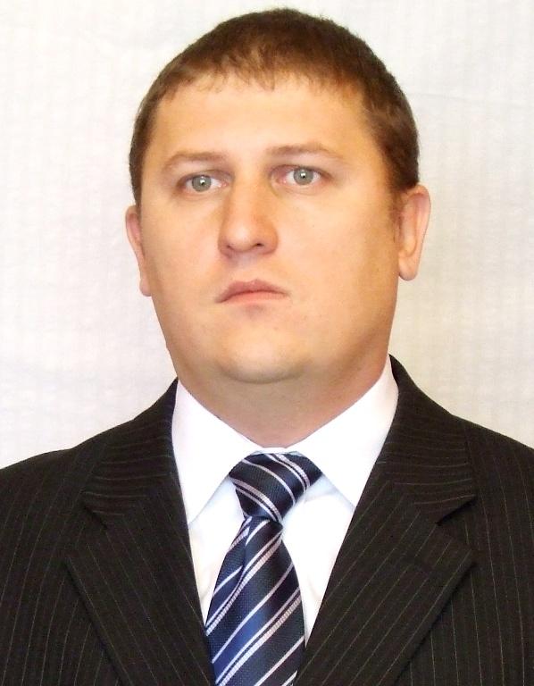 Obraz zawierający ubrania, osoba, garnitur, Ludzka twarz
Zawartość wygenerowana przez AI może być niepoprawna.