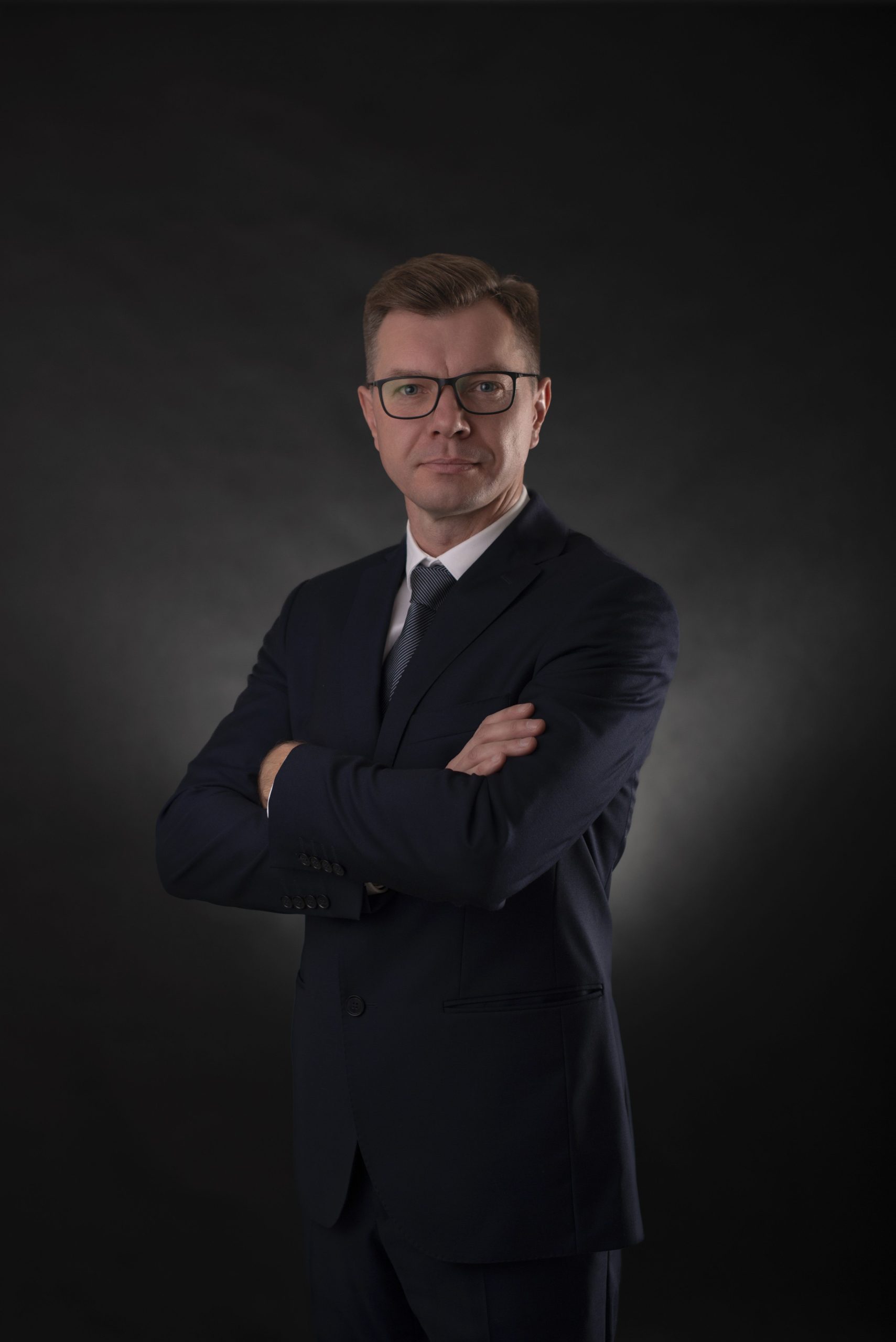 Obraz zawierający ubrania, osoba, Ludzka twarz, garnitur
Zawartość wygenerowana przez AI może być niepoprawna.